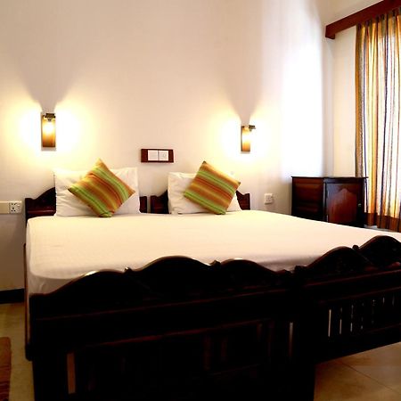 Dephani Beach Hotel Negombo Buitenkant foto